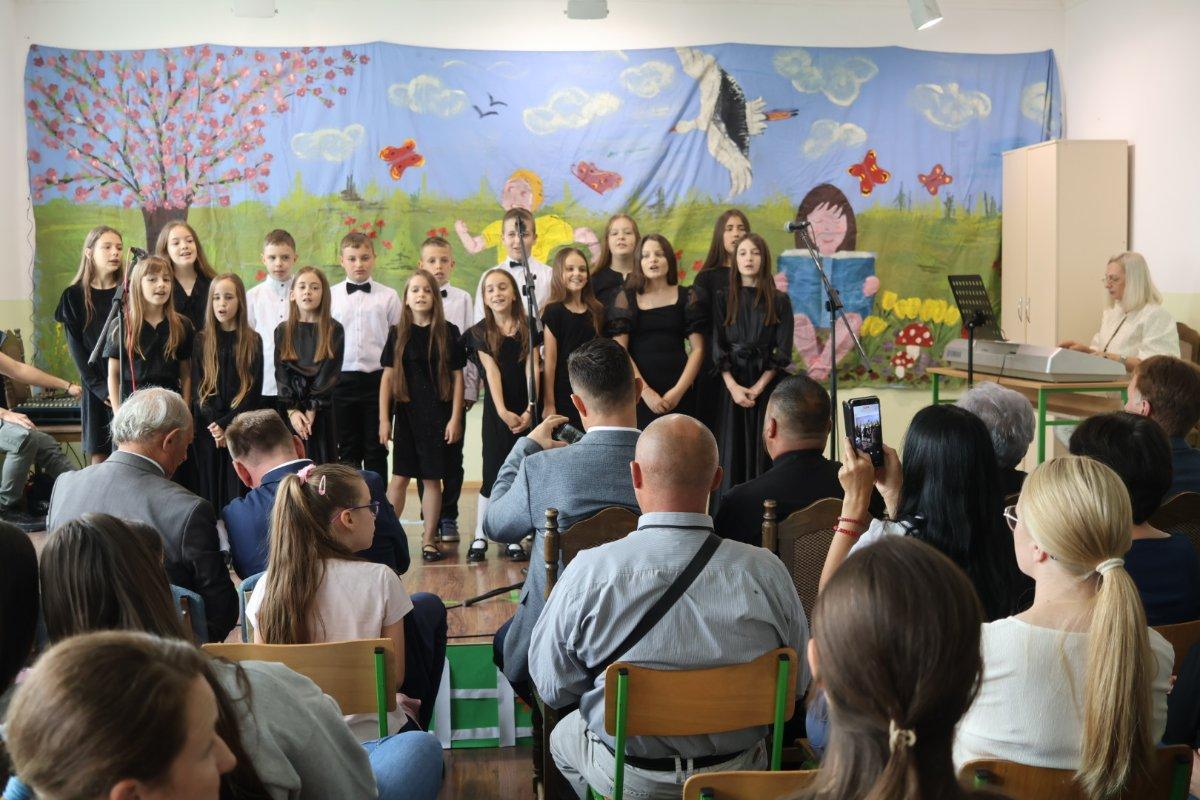 U Osnovnoj školi "Filip Višnjić" u Donjoj Trnovi obilježen Dan škole i učeničkih postignuća (foto,video)