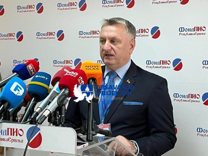 Direktor Fonda PIO RS razgovara sa penzionerima u Bijeljini 11. maja