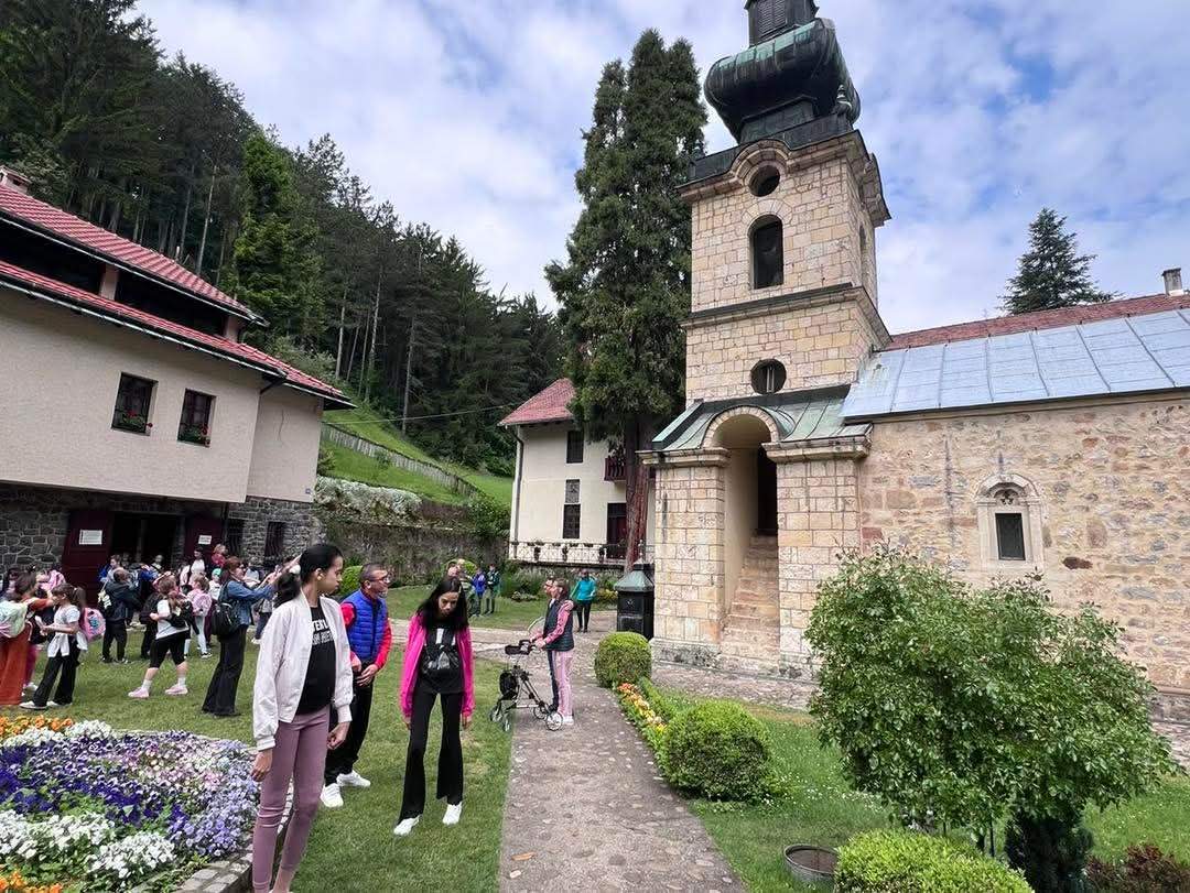 BIJELJINA: Djeca iz Dnevnog centra uživala na izletu kroz Tronošu, Tršić i Banju Koviljaču (foto)