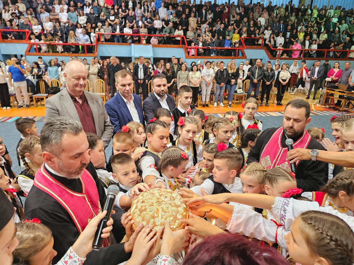 UGLJEVIK: KUD "Ravno Polje" proslavilo krsnu slavu Svetog Vasilija Ostroškog - pjesma, igra i slavski kolač (foto)