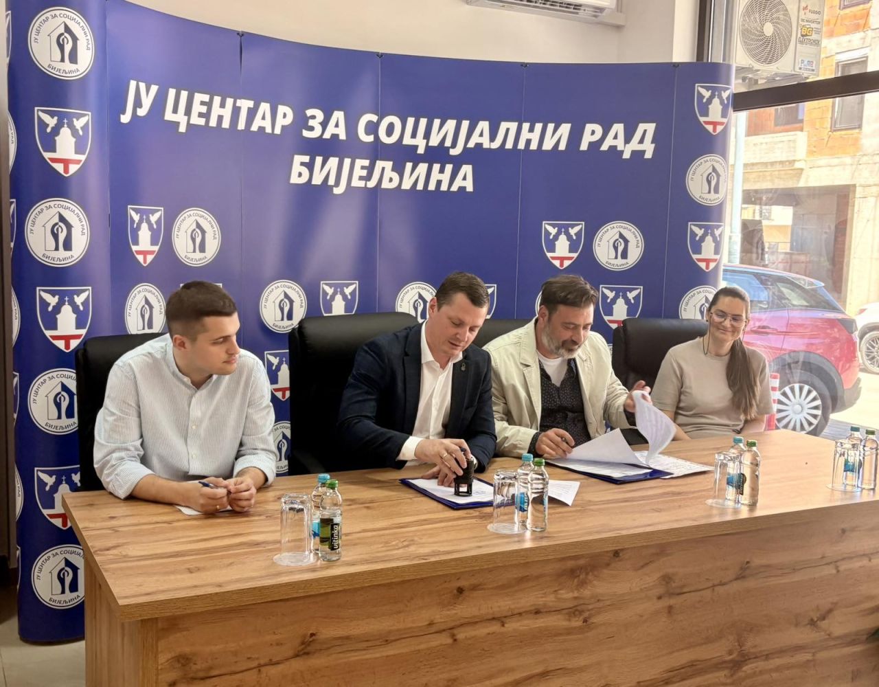JU Centar za socijalni rad Bijeljina i Ustanova za pružanje usluga socijalne zaštite Grada Novog Sada potpisali Memorandum o saradnji (foto)