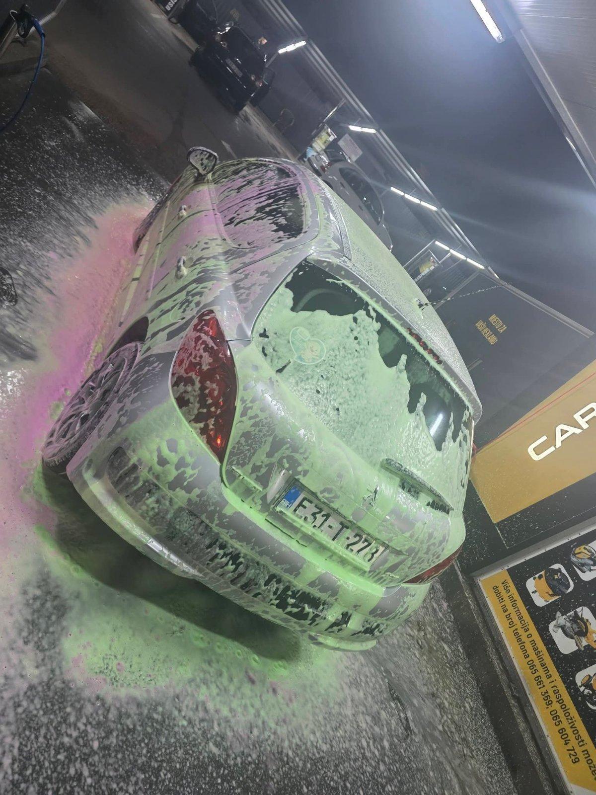 Prvi i jedini u BiH: Car Wash Živanović u Bijeljini nudi multikolor pjenu sa keramičkom zaštitom (foto)
