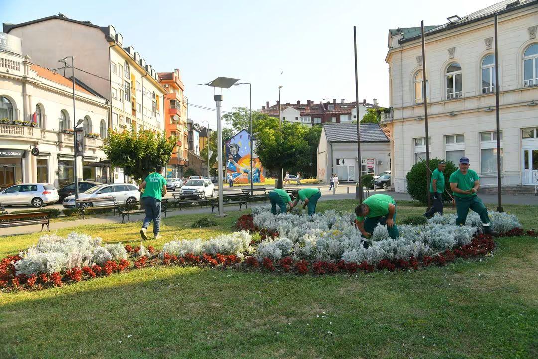 Bijeljinski Komunalac i na 37 stepeni brine o zelenim površinama Bijeljine (foto)