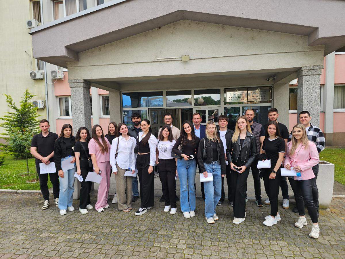 Ugljevik stipendira 51 studenta: Potpisani ugovori sa akademcima (foto)