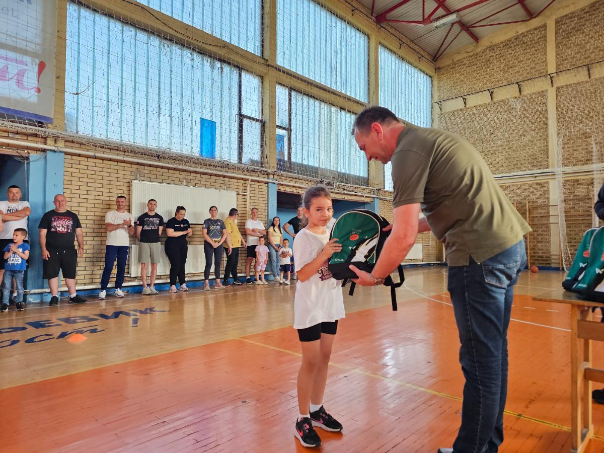 Donacija mladim košarkašima Ugljevika: Podrška sportu i zdravom odrastanju (foto)