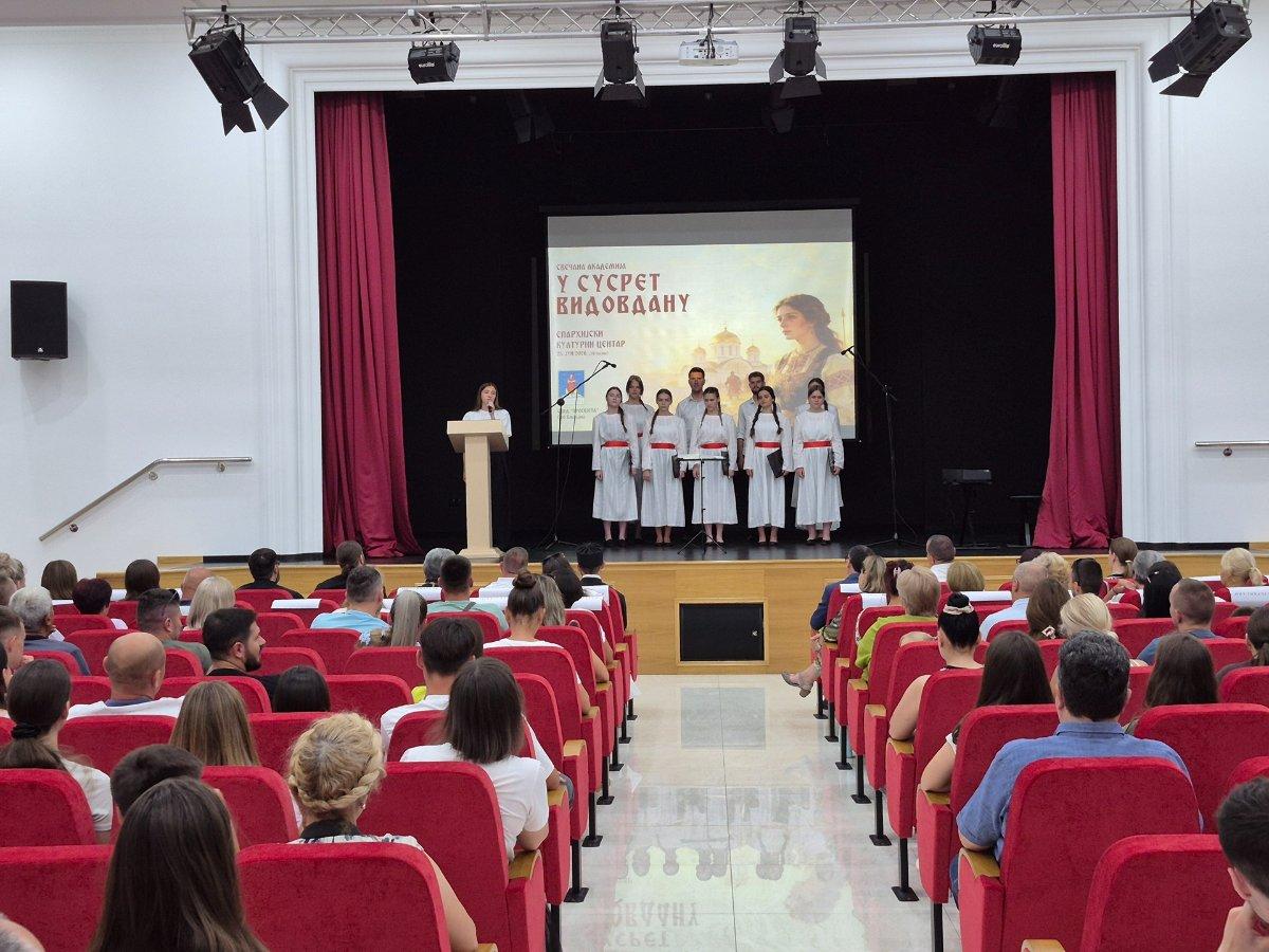Bijeljina – Održana Akademija "U susret Vidovdanu", protođakon Nović poručio: Mladi moraju da razgraniče svjetlost od tame (foto)