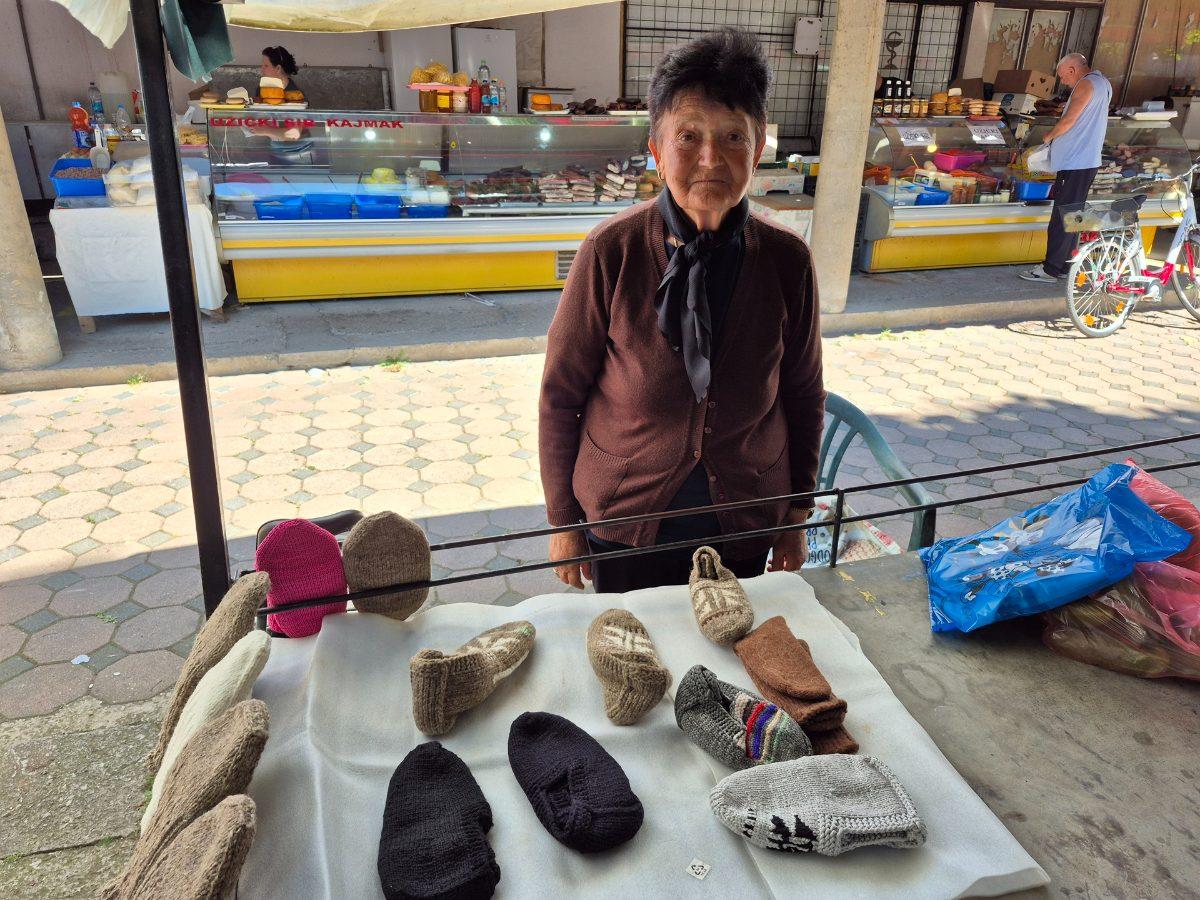 Baka Jelka (80) prodaje vunene čarape na bijeljinskoj pijaci: „Ne merem bit' dokona, naučila sam radit“ (foto)