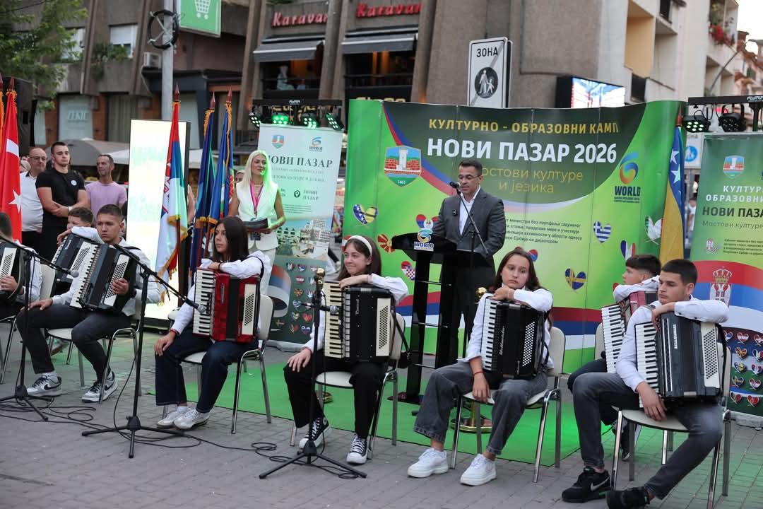 Muzikom spajaju ljude i krajeve: Orkestar harmonika iz Ugljevika zablistao u Novom Pazaru (foto)