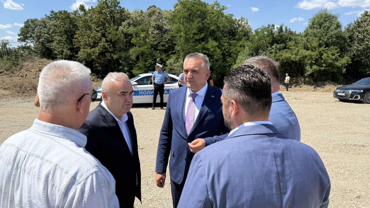 Premijer Minić i ministar Stevanović obišli radove na izgradnji auto-puta kod Bijeljine
