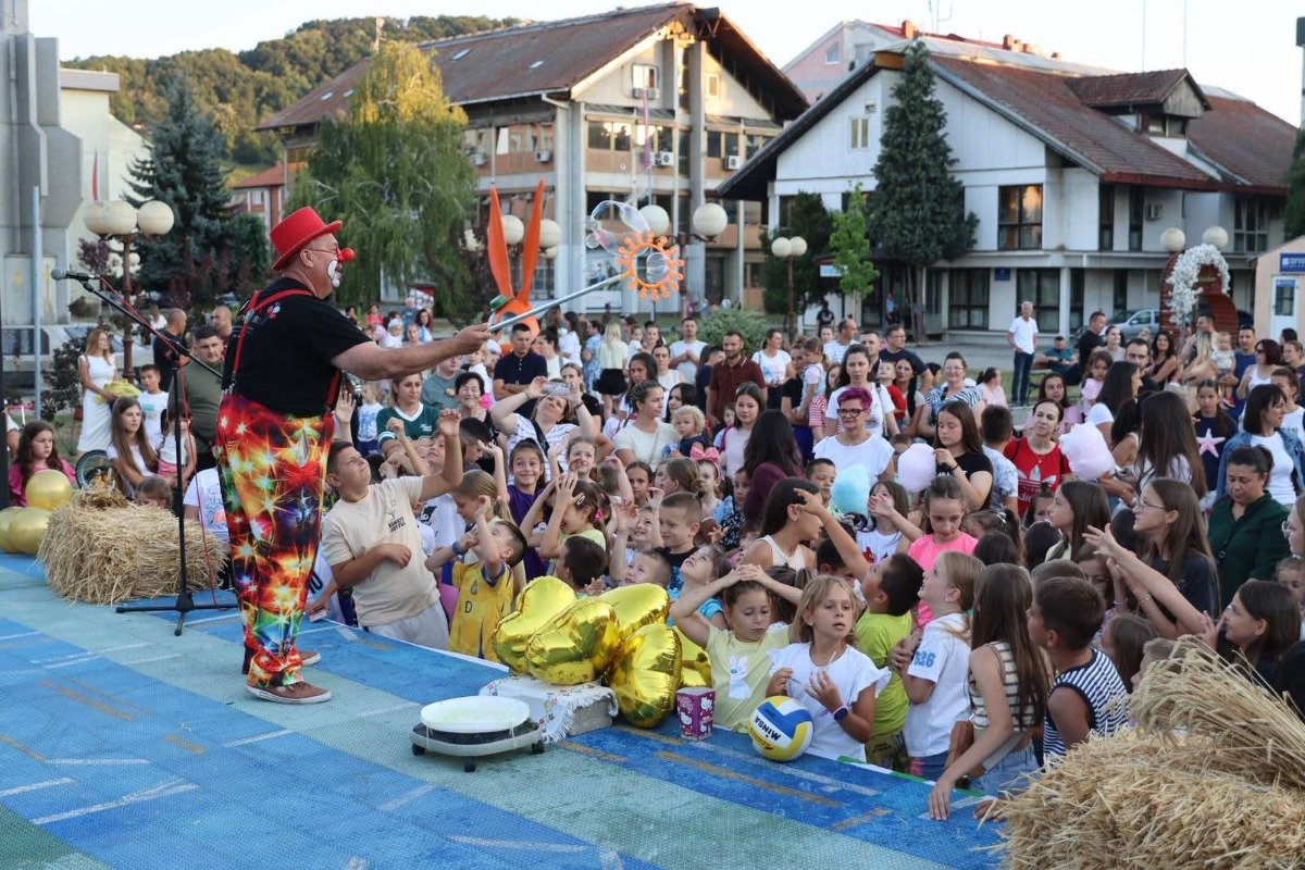 ,,Dječija čarolija sa Zvrletom" oduševila najmlađe u okviru manifestacije „Ljetnje večeri Ugljevik 2026“
