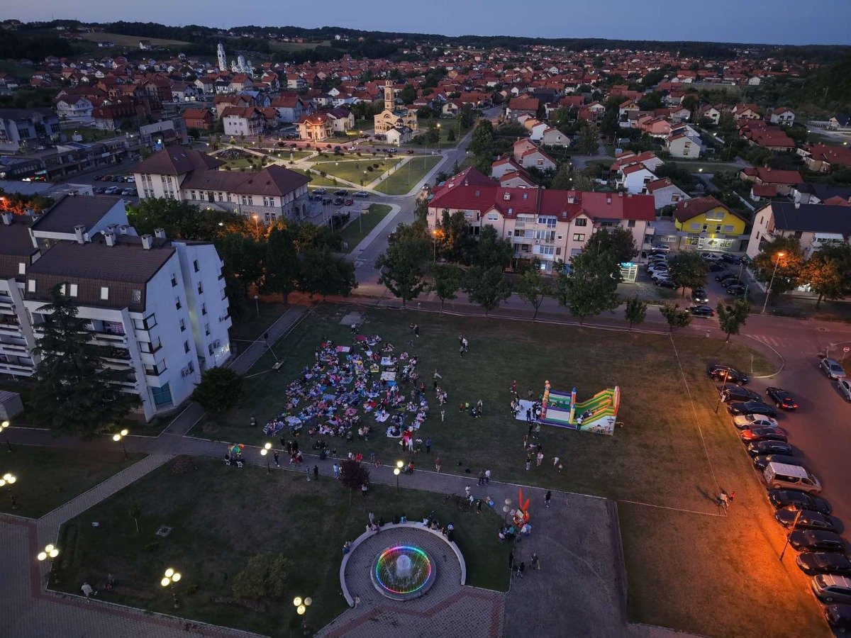 U okviru manifestacije „Ljetnje večeri Ugljevik 2026" održano „Veče porodičnog bioskopa" (foto)