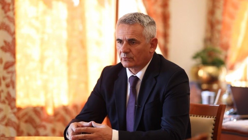 Gradonačelnik Brčkog zadržan više od šest sati na prelazu ka KiM