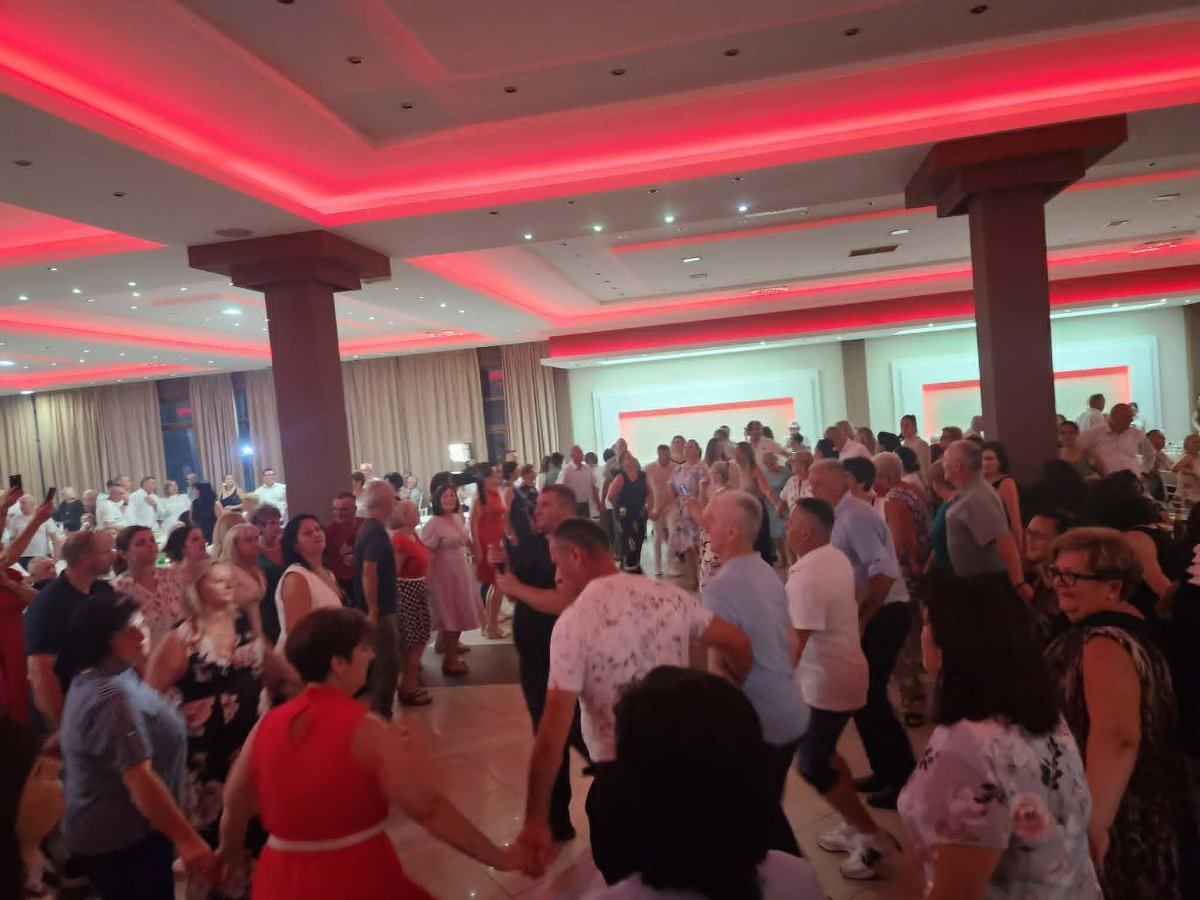 Veče zajedništva i tradicije: Održan tradicionalni susret Zeničana u Dvorovima, naredno okupljanje zakazano za 17. jul 2027. godine (foto)