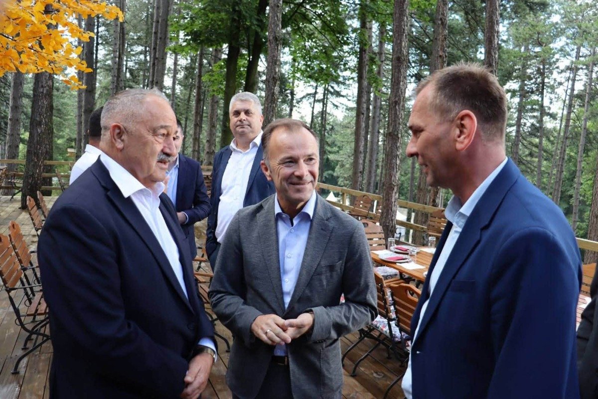 Načelnik Ugljevika zahvalio gradonačelniku Salcburga na donaciji vatrogasnog i komunalnog vozila