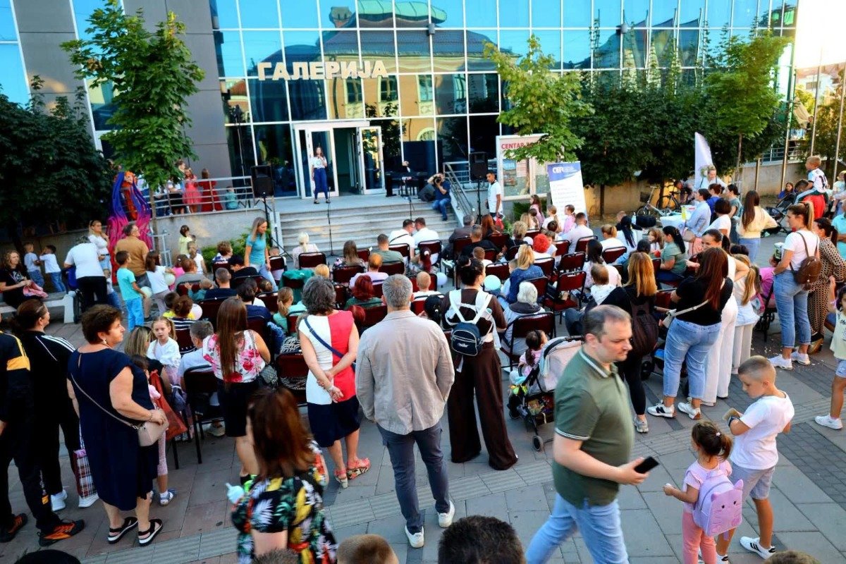 Dječija pjesma i osmijesi ispunili ''Otvorenu scenu'' ispred Centra za kulturu ''Semberija'' (foto)