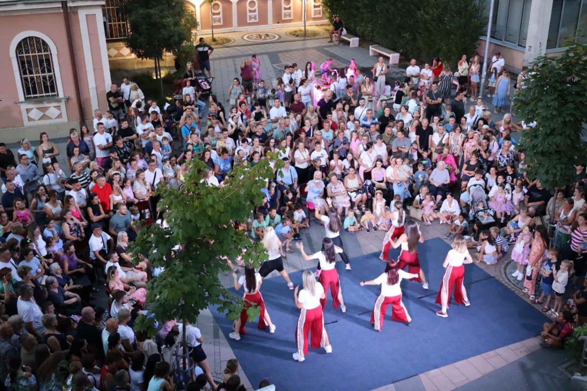 Fantastičan nastup ''Mega Dance-a'' oduševio publiku na ''Otvorenoj sceni'' u Bijeljini (foto)