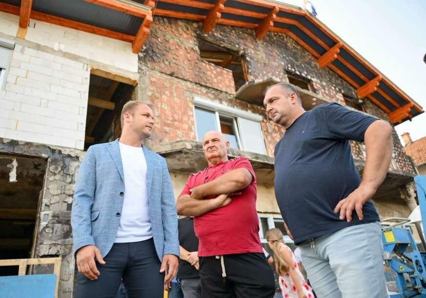 Mjesec dana nakon požara: Stanivuković ponovo posjetio porodicu Majstorović, na kući već postavljen krov