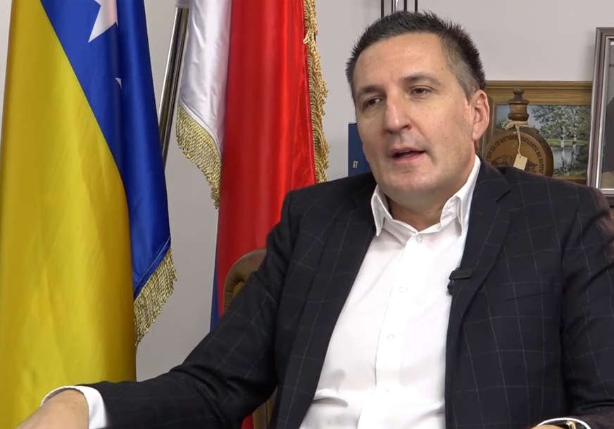 Oglasio se Elek nakon navoda da je izbačen iz SNSD i ostao bez svih funkcija