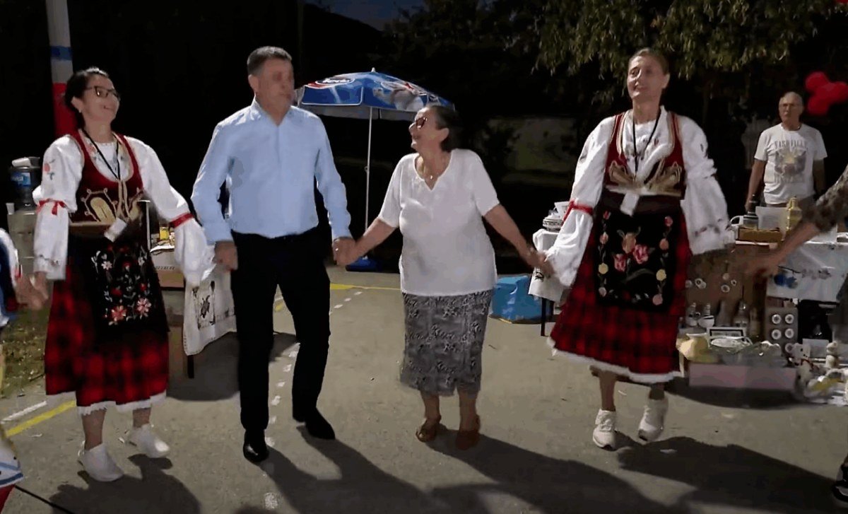 VESELO U DEBELJACIMA: Đajić zapjevao starogradsku pjesmu, pa zaigrao kolo (video)