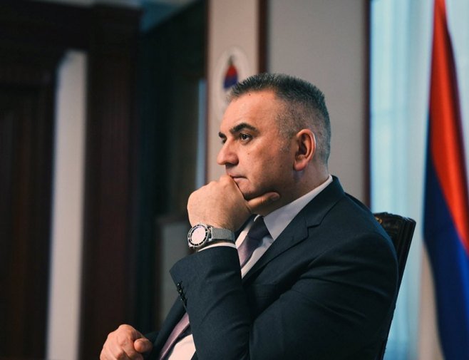 MINIĆ: Nadležni da utvrde na osnovu kojih kriterijuma Elfeta Veseli koristi pogodnosti