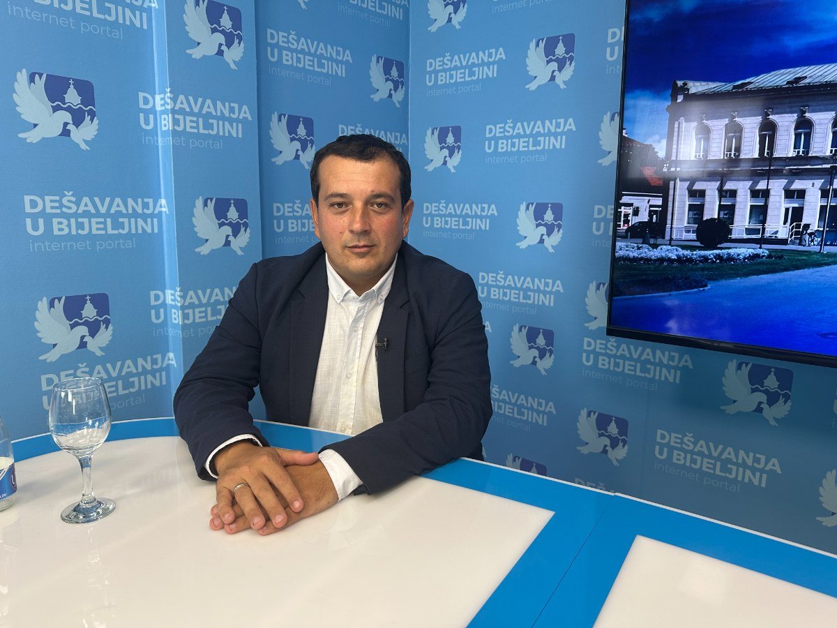 STANIŠIĆ: Više od 400 prijava za subvencionisani prevoz učenika u Bijeljini - Grad obezbjeđuje i udžbenike i školski pribor (foto,video)