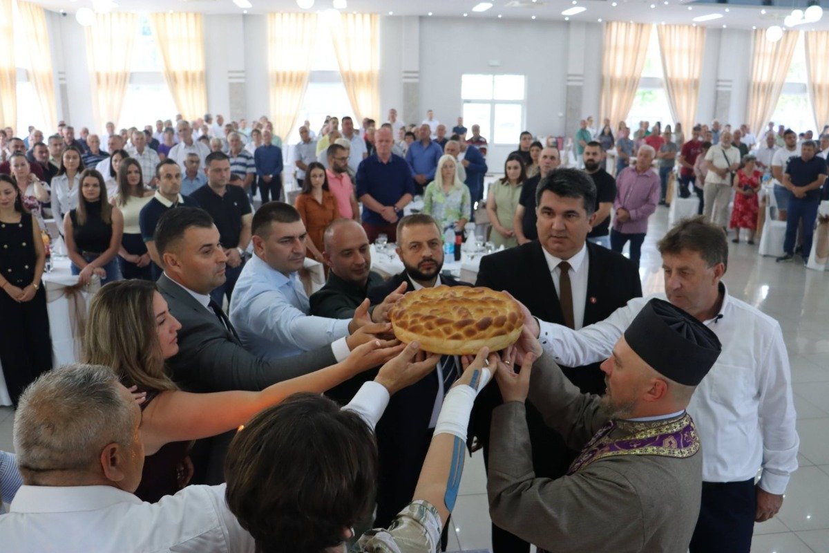 PORUKA SA PETROVDANA: Na Majevici se narod i SDS pitaju (foto)