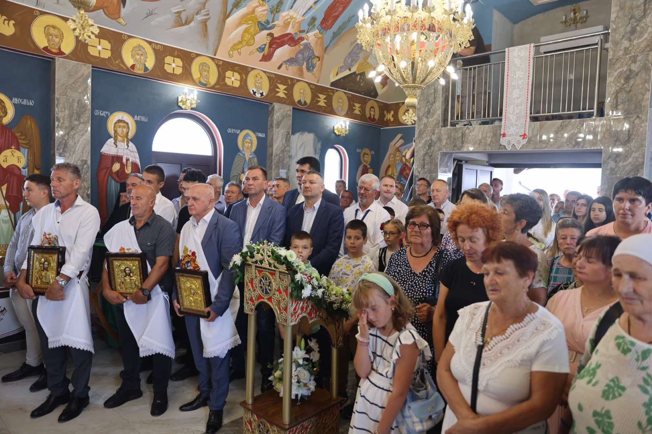 U Mezgraji Kose osvećen Hram Svete Trojice, Gajiću uručena Arhijerejska pohvalnica (foto)