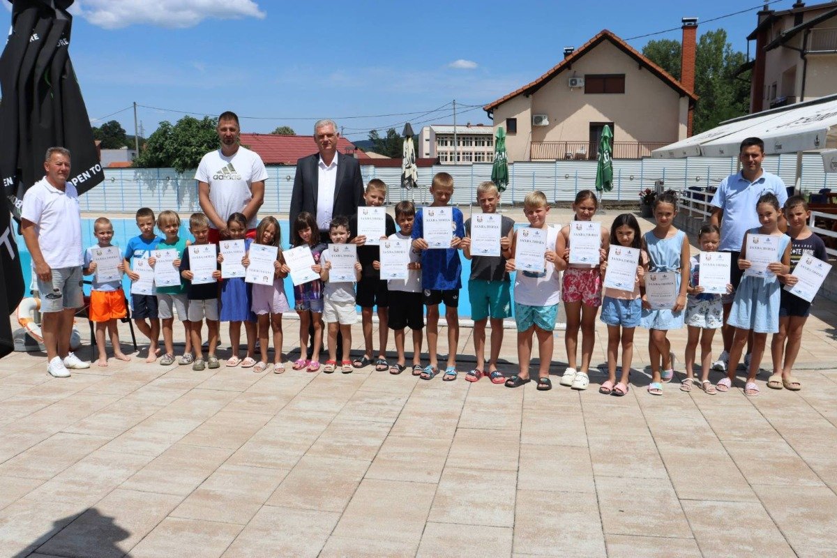 LOPARE: Dodijeljene diplome polaznicima škole plivanja