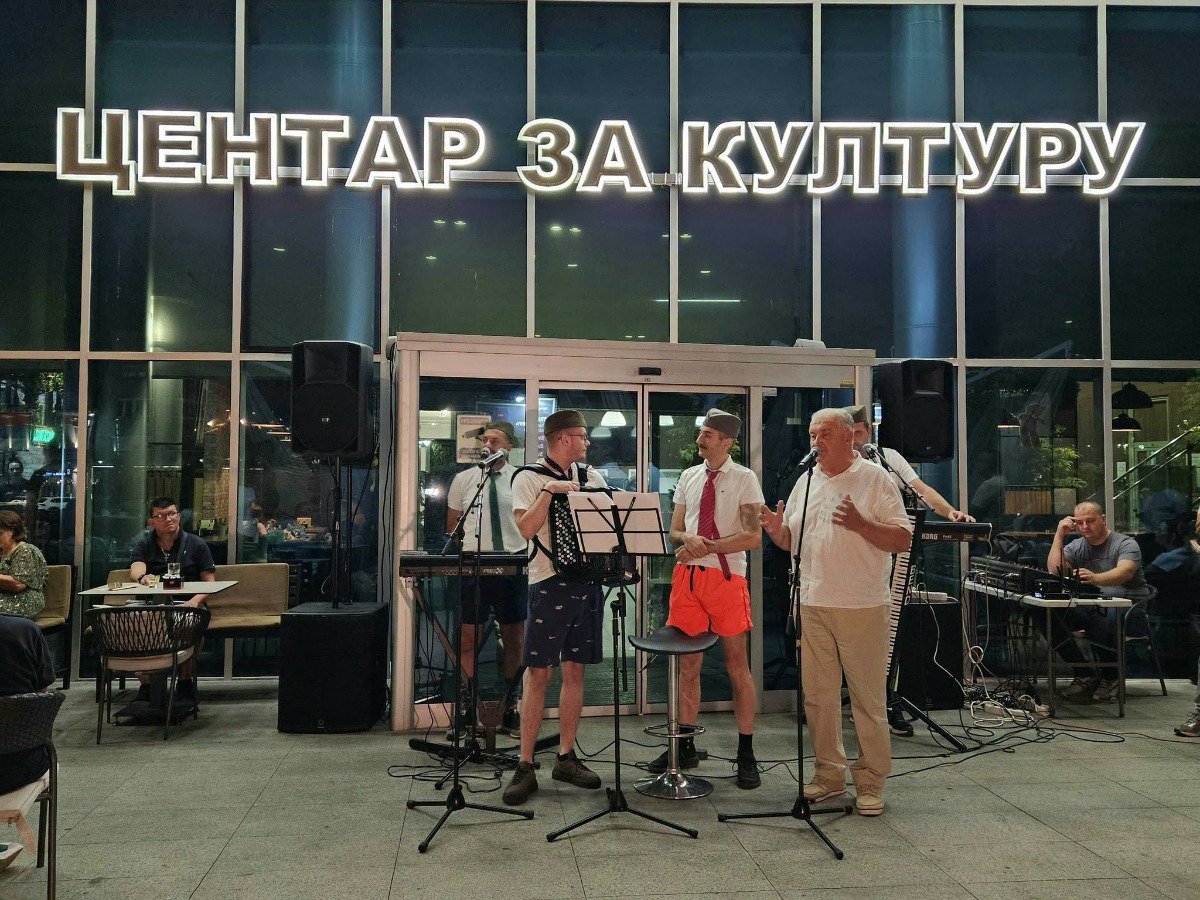 Siniša Kajmaković i ''Malaksali pilići'' priredili nezaboravno veče na Otvorenoj sceni u Bijeljini (foto)