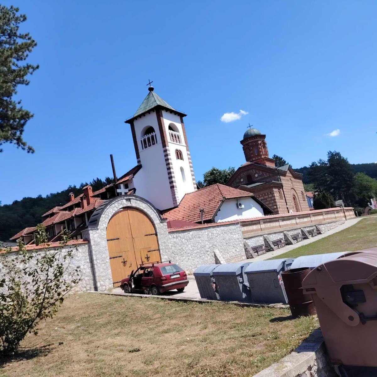 Rodno selo Svetog vladike Nikolaja Velimirovića u pravom smislu Božje selo: Manastir Lelić- svetinja do neba sija (foto)