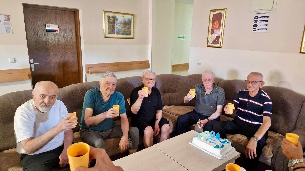 Deda Vojo proslavio 94. rođendan u Domu za stara lica ''Sveti Nikola'' u Bijeljini (foto)