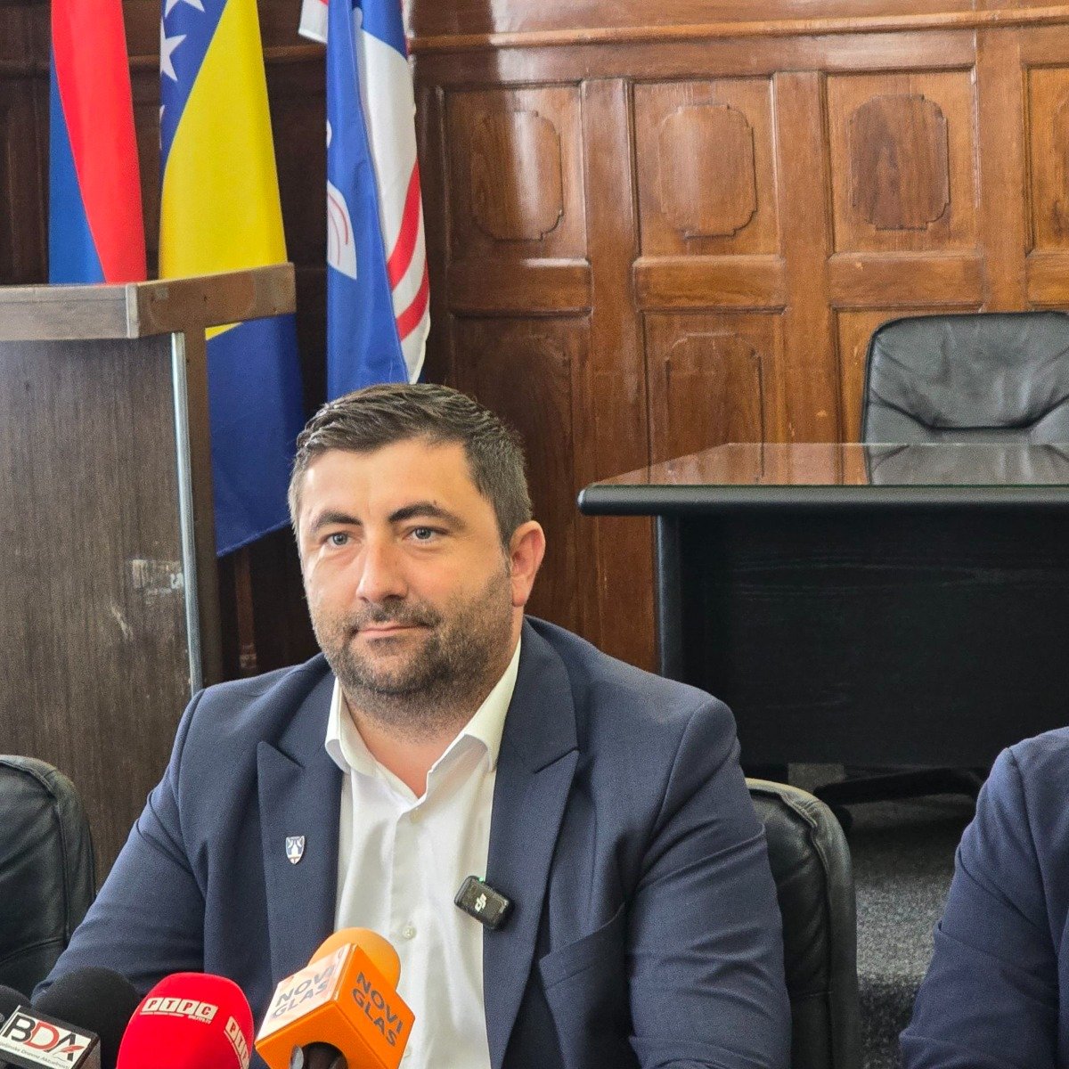 LJUBIŠA PETROVIĆ: Bijeljina ulaže u djecu i obrazovanje – besplatni udžbenici, subvencije za pribor i jeftiniji prevoz učenika (foto)