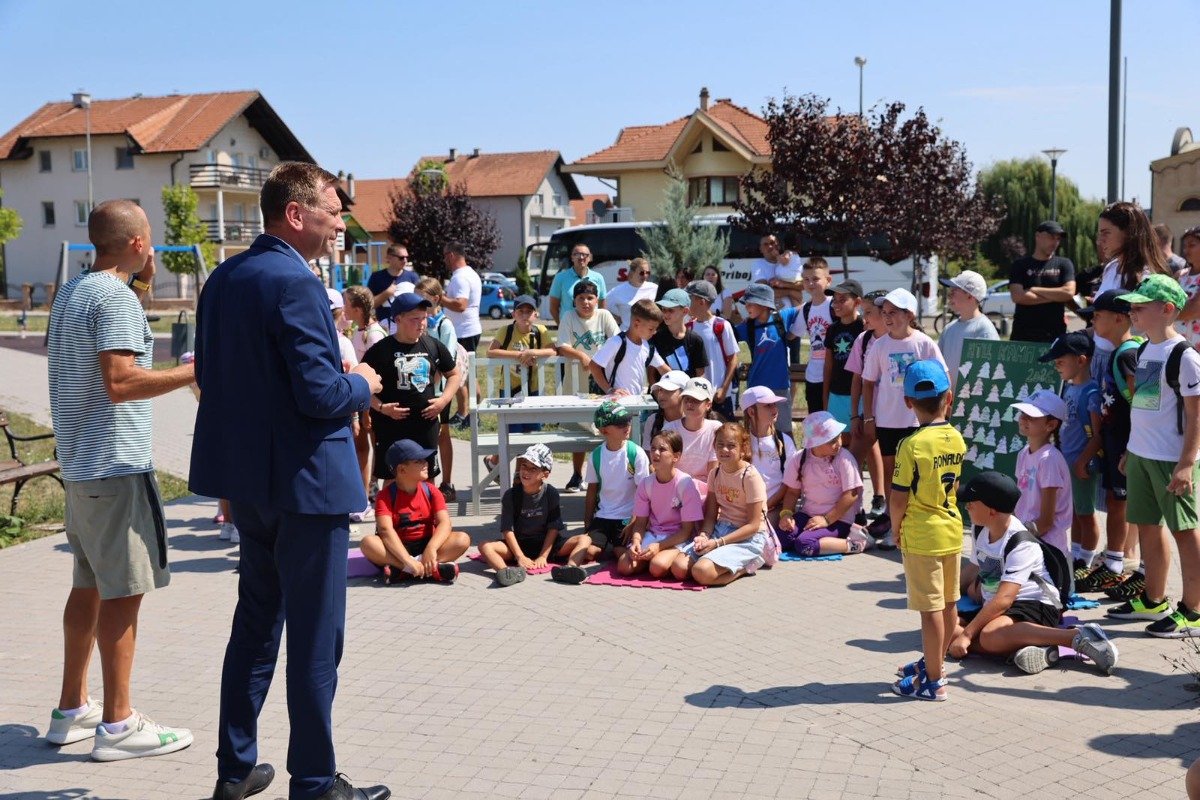 UGLJEVIK: Uz podršku opštine, 30 mališana krenulo na NTC kamp na Tari (foto)