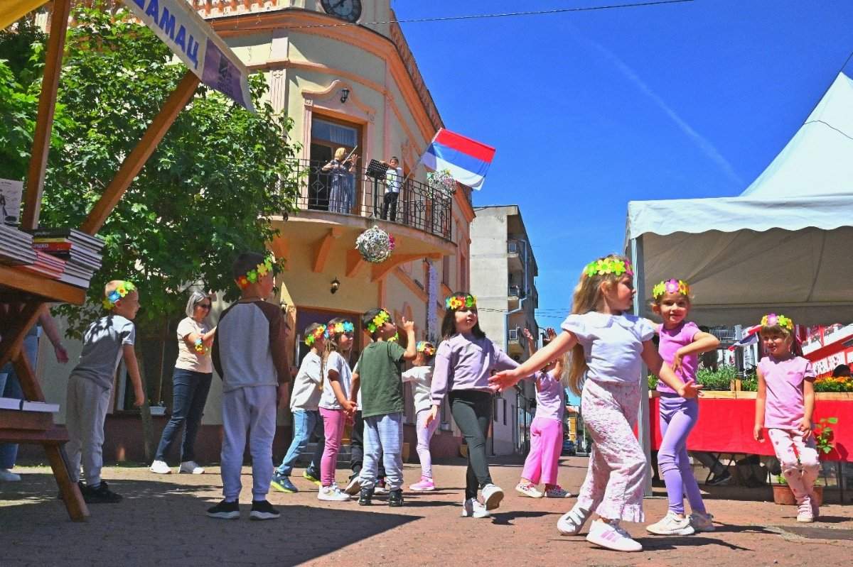 U Šamcu održan Sajam knjige i cvijeća (foto)