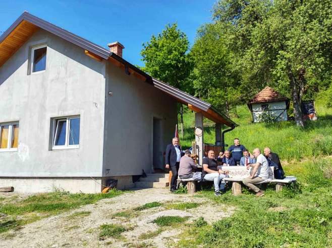 Ministar Ostojić posjetio demobilisanog borca Vladu Tomića u selu Priboj kod Lopara