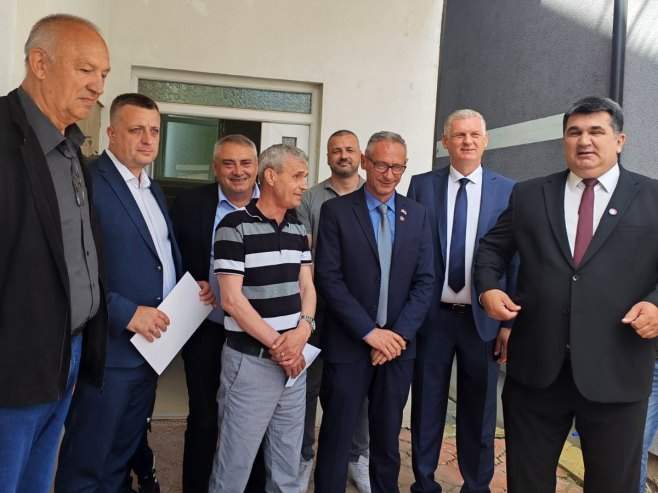 U Loparama završen proces stambenog zbrinjavanja boračkih kategorija -  ministar Ostojić i načelnik Savić uručili ključeve za tri porodice