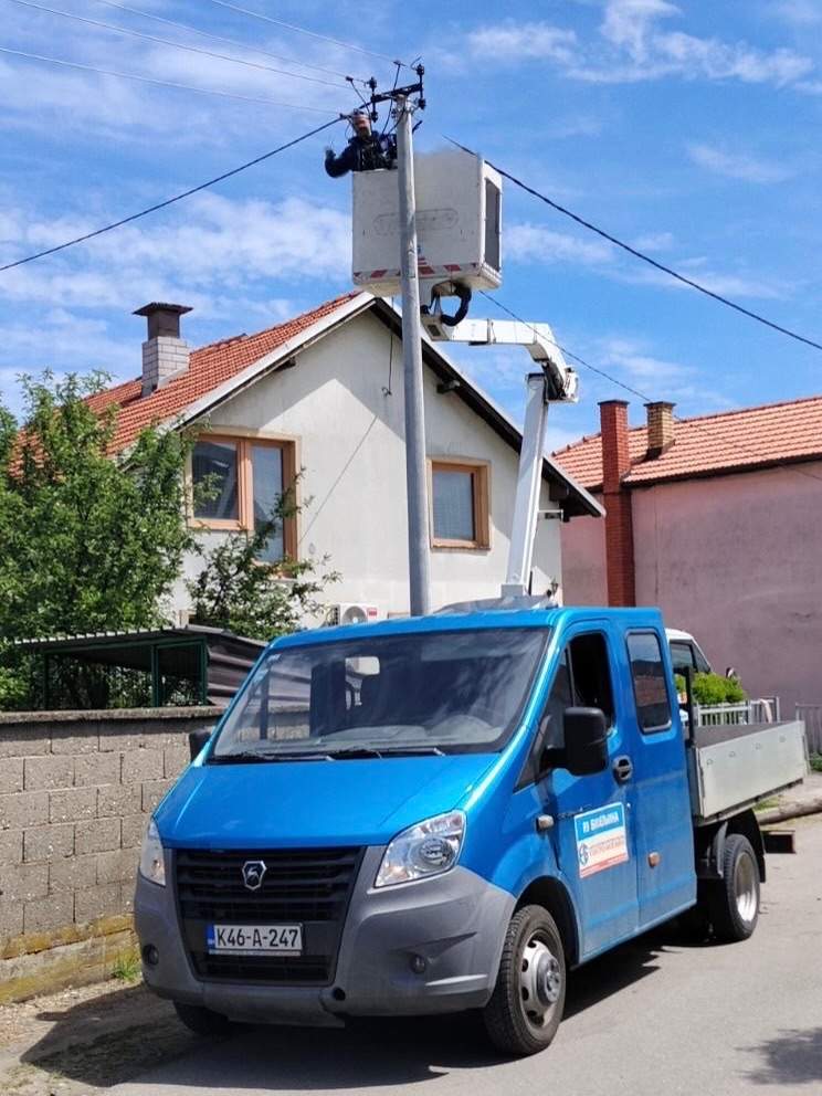 Brza reakcija ''Elektro-Bijeljine'': Na inicijativu građana zamijenjen oštećeni stub i podignuta bezbjednost građana (foto)