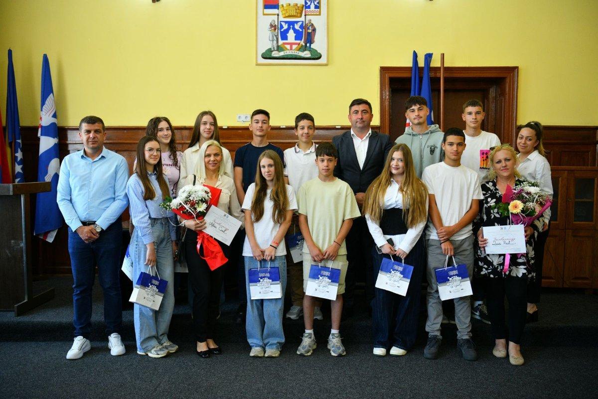 Bijeljina slavila znanje i pismenost: Nagrađeni najbolji učesnici festivala ''Znanjem, pjesmom i igrom kroz Semberiju'' (foto)