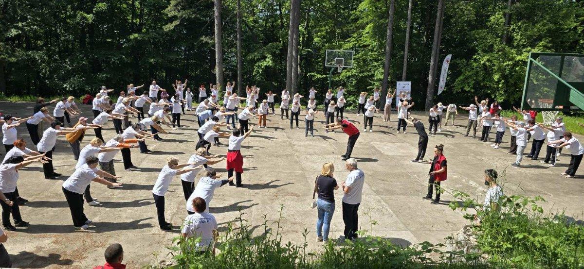 Crveni krst Bijeljina: Više od 100 učesnika programa ''Aktivno i zdravo starenje'' provelo dan na Majevici (foto)