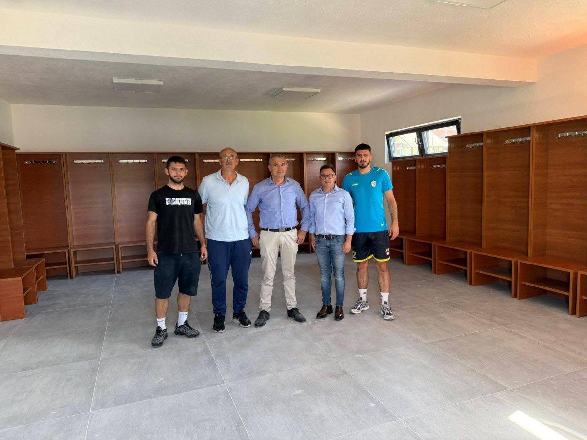 LOPARE: Vinko Stjepić donirao namještaj za svlačionice FK ''Majevica'' (foto)