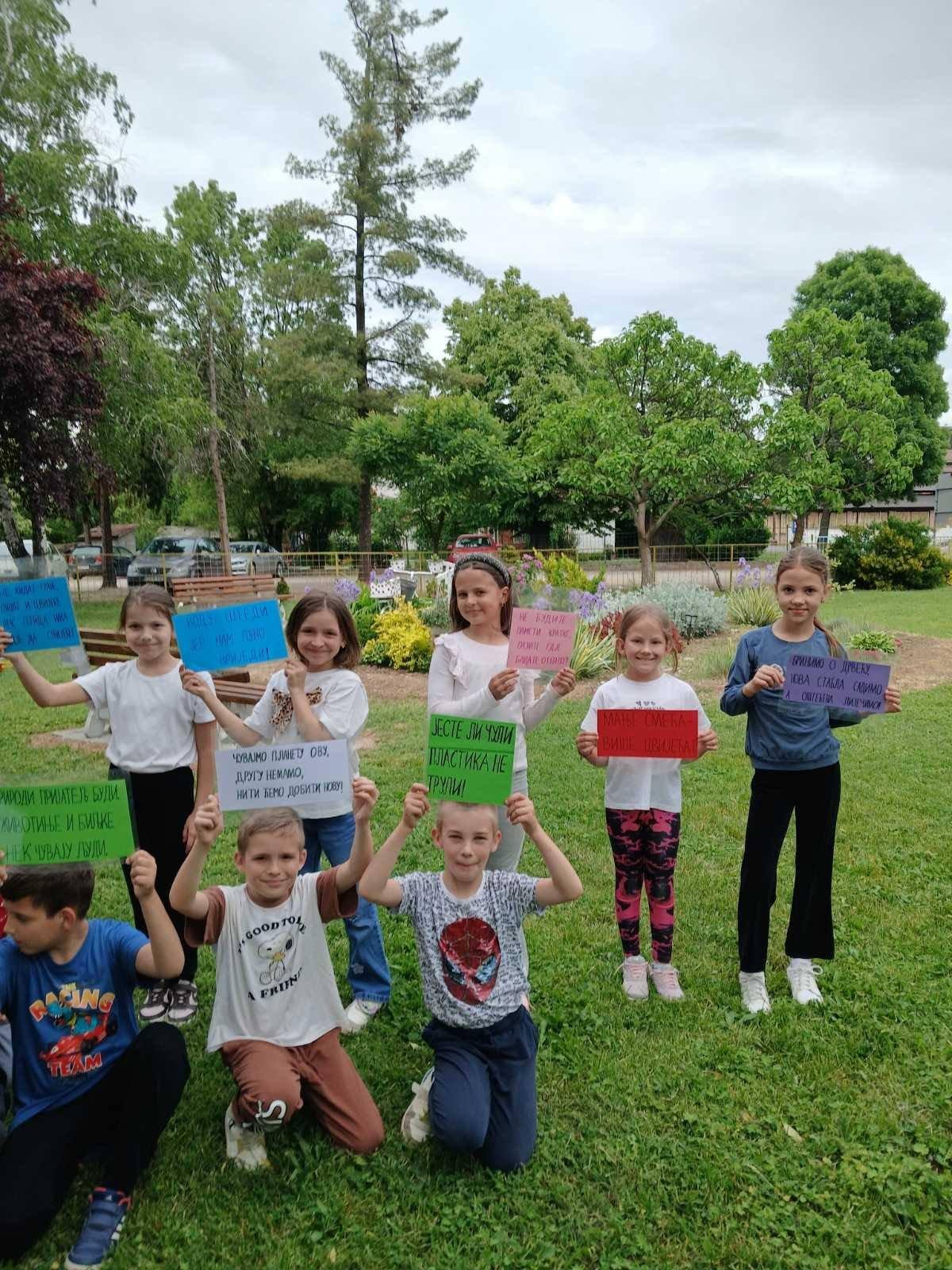 BIJELJINA: Učenici OŠ ''Dvorovi'' poslali snažne ekološke poruke kroz kreativnu akciju (foto)