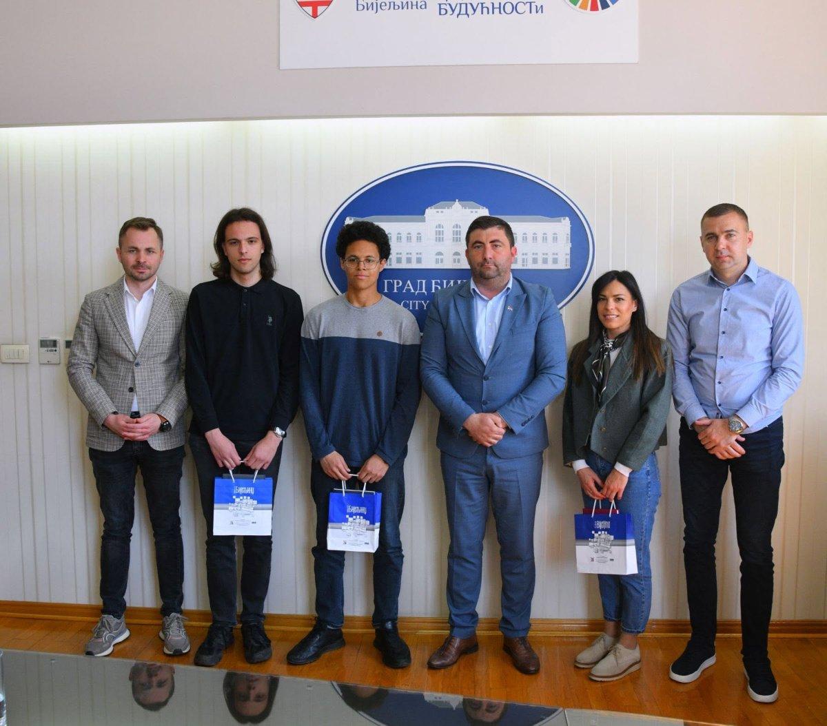 PETROVIĆ: Bijeljina navija za Vladana i Eloia - podrška na međunarodnoj Olimpijadi iz fizike u Švedskoj (foto)