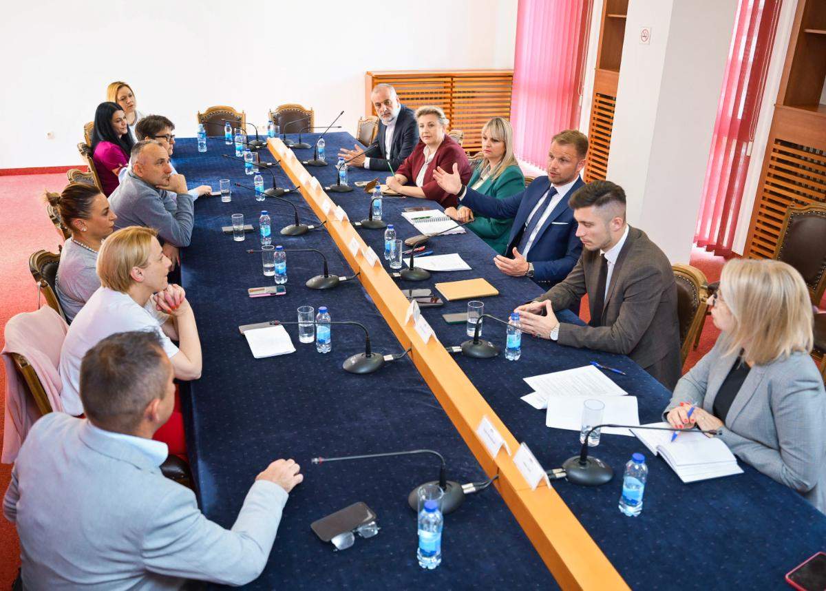 Stanivuković uz roditelje-njegovatelje: Traži se povlačenje izmjena Zakona i pravednije rješenje