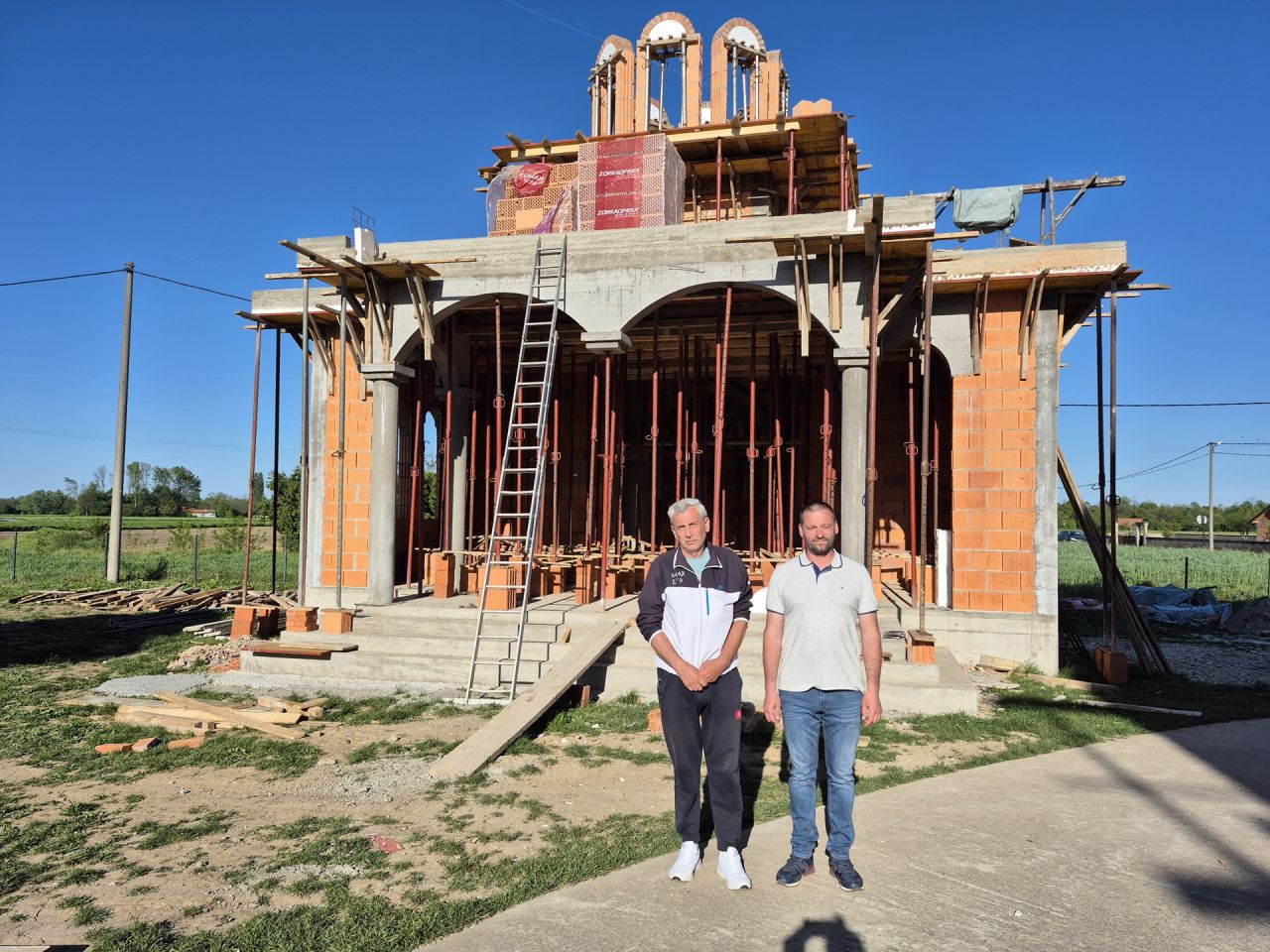 BIJELJINA: Primjer sabornosti i sloge u Velikoj Obarskoj – donacijama parohijana grade ljetni oltar i novu fasadu na crkvi (foto)