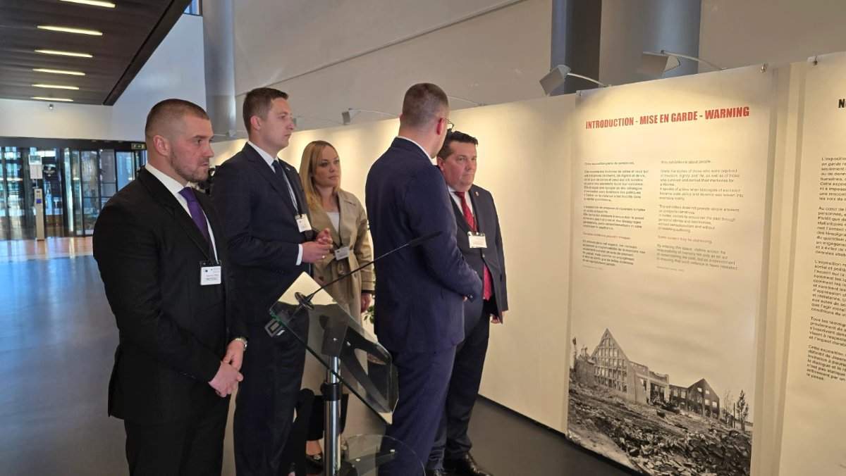 Hrvatskom poslaniku zasmetala izložba o Jasenovcu, pa mu Stevandić očitao lekciju: Probajte u Strazburu sa Tompsonovim koncertom (foto)