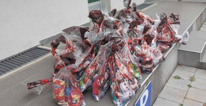 Instruktori vožnje iz Bijeljine donirali 50 novogodišnjih paketića djeci sa smetnjama u razvoju