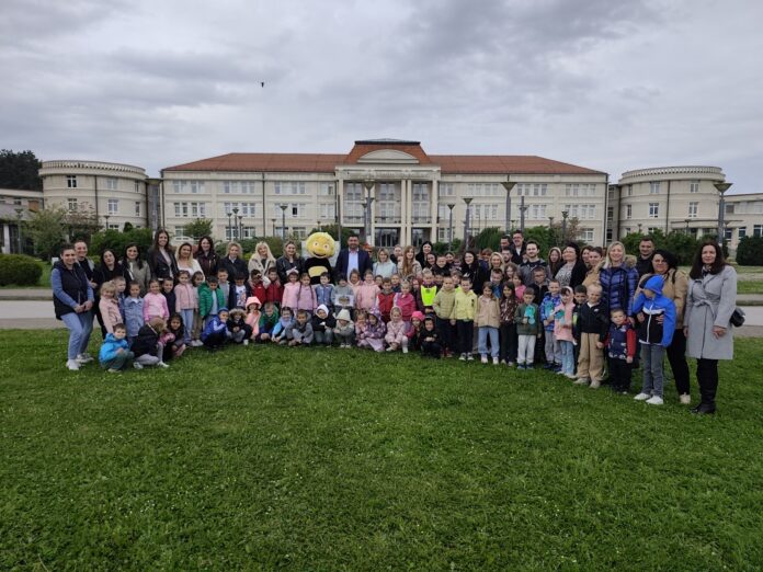 PETROVIĆ: Bijeljina u velikoj ekološkoj akciji – Zasađeno novih 65 sadnica, cilj – čista i zdrava Semberija (foto,video)