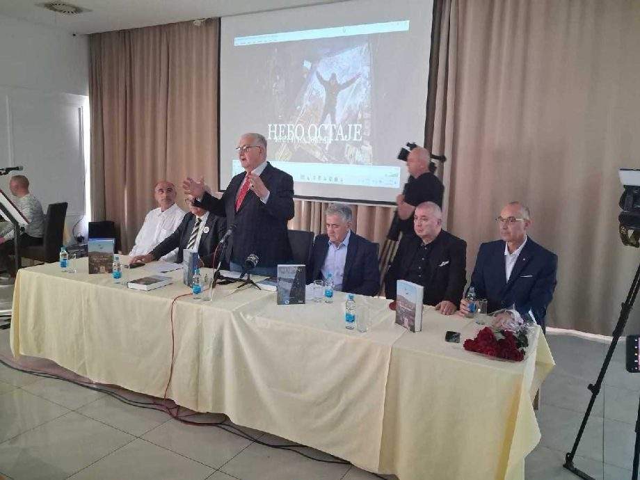 BIJELJINA: Predstavljena knjiga Nenada Kuzmanovića - ''Nebo ostaje – krst i padobran'' (foto)