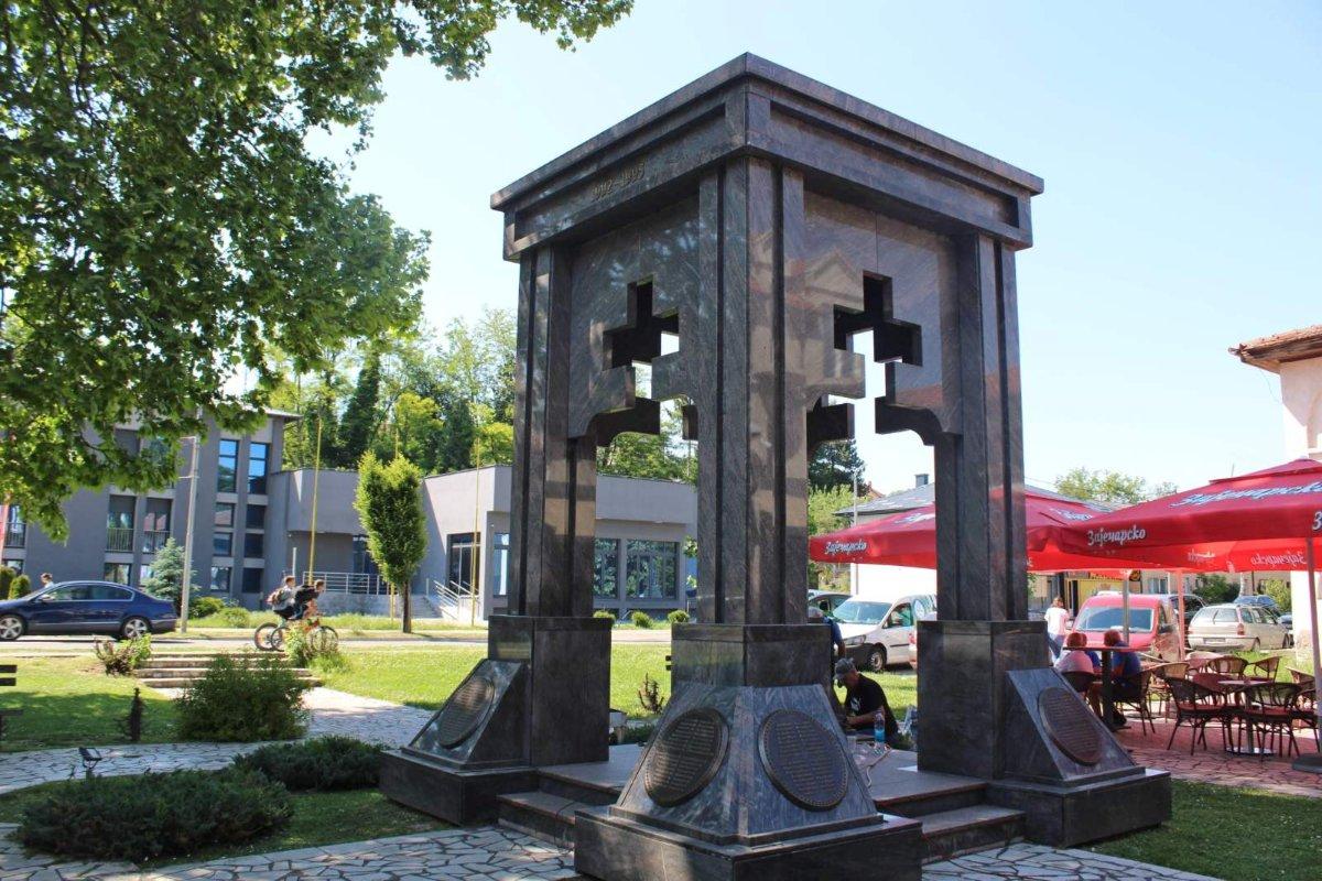 LOPARE: Na Centralni spomenik postavljene ploče sa imenima poginulih boraca (foto)