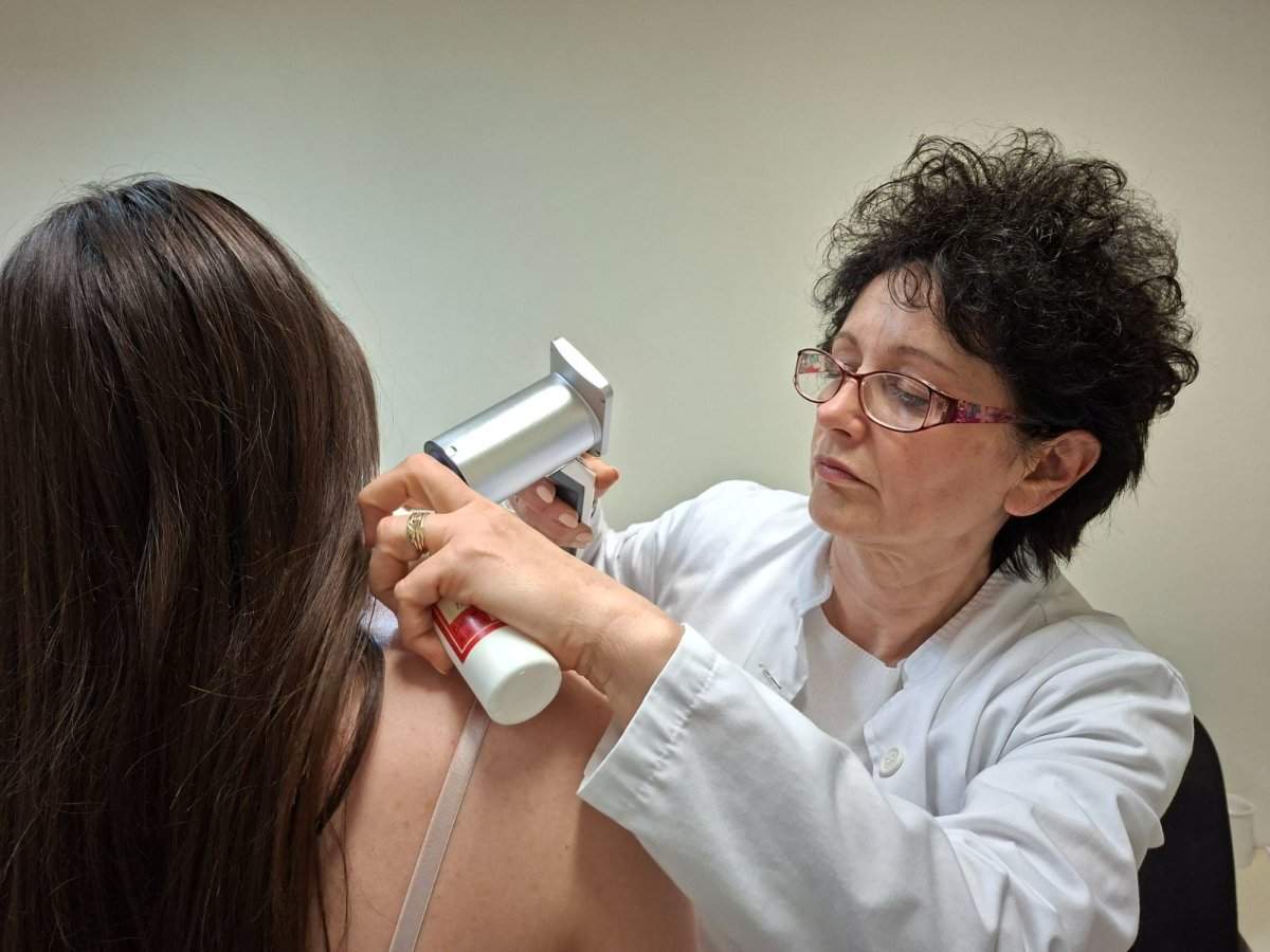 BOLNICA BIJELJINA: Rano otkrivanje melanoma spašava život – Maj, mjesec borbe protiv melanoma (foto)